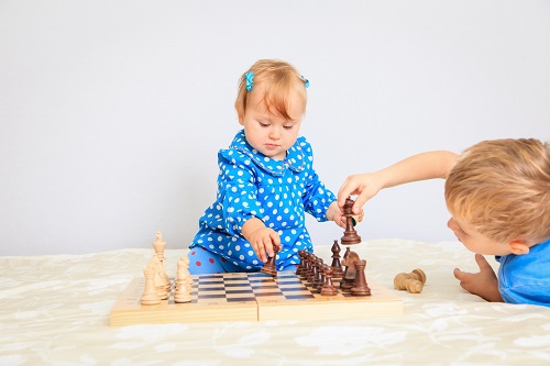 Niños pequeños aprenden a jugar al ajedrez